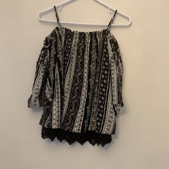IZ Byer off the shoulder, spaghetti straps, black/ white paisley blouse Size M - Picture 4 of 8